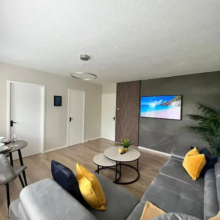 Stunning 2 Bedroom Centre With Free Parking Apartment